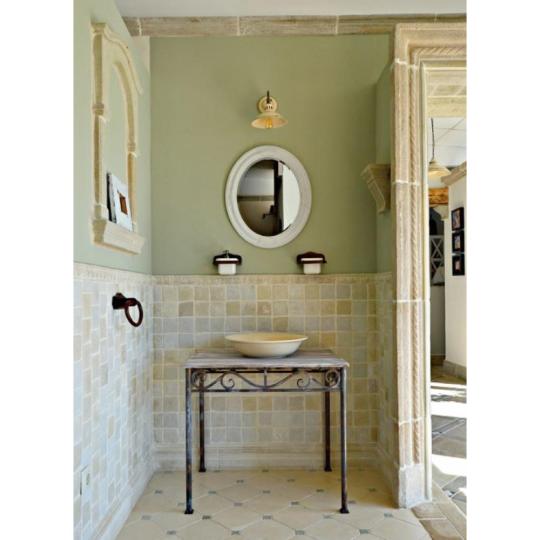 homok bezs furdo krem pasztell falburkolat mediterran klasszikus furdoszoba burkolat csempe cementlap provansz provence toszkana lakberendezes.jpg